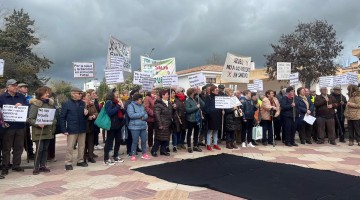 Vecinos de Azuel durante las protestas