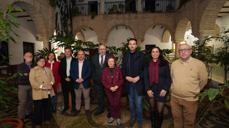 Juana Castro junto a autoridades el día del estreno del documental