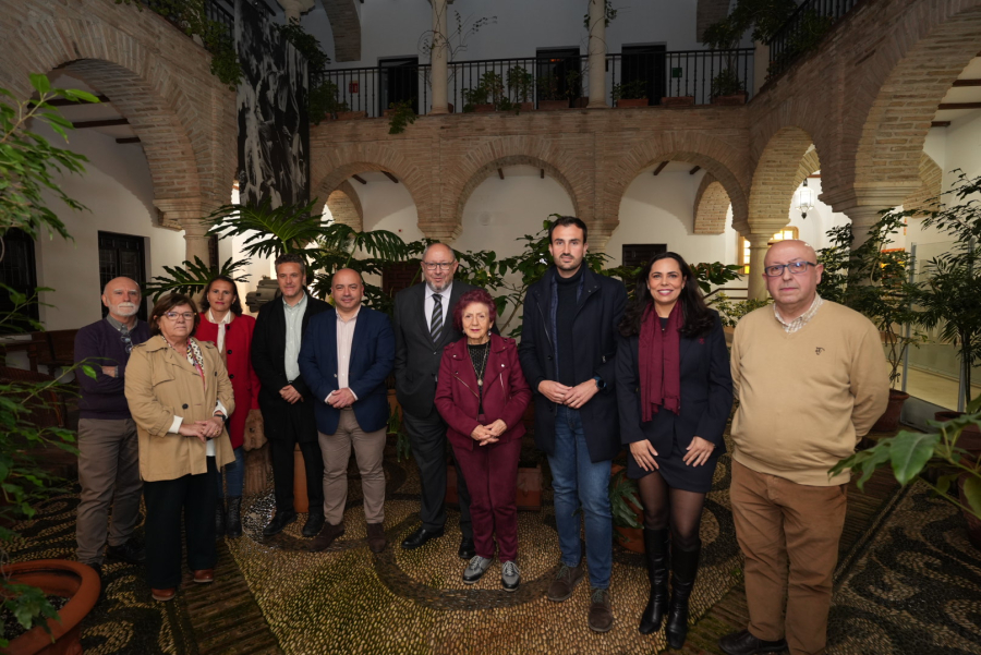 Juana Castro junto a autoridades el día del estreno del documental