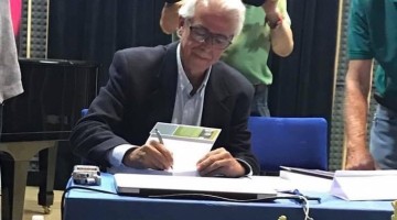 Luis Lepe firmando uno de sus libros