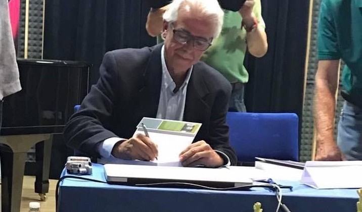 Luis Lepe firmando uno de sus libros