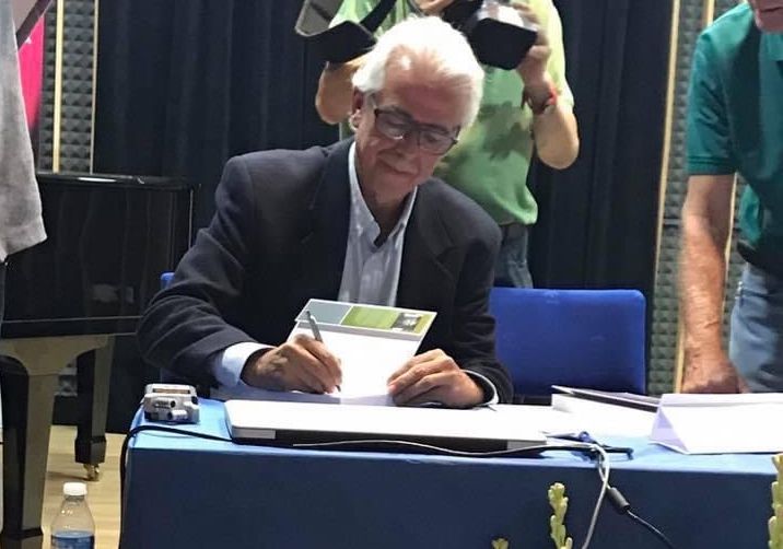 Luis Lepe firmando uno de sus libros