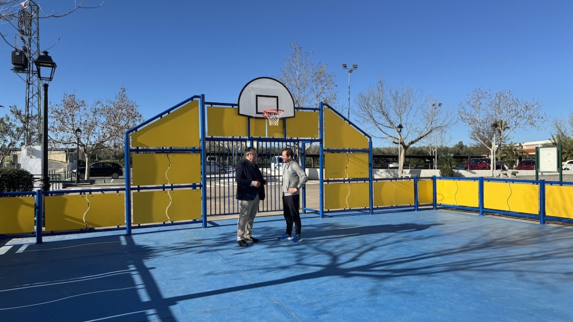 El alcalde de Añora junto al técnico de Deportes