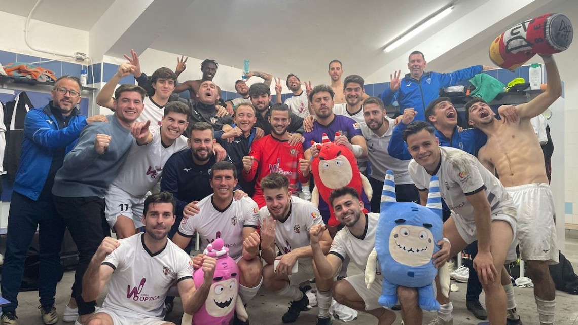 Los jugadores del Pozoblanco celebrando la victoria