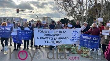 Ciudadanos de Los Pedroches en Sevilla protestando ante la falta de agua potable