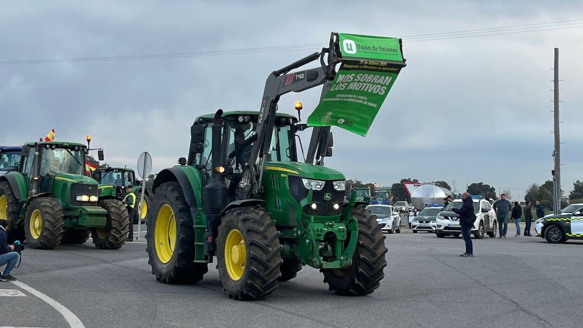 "Nos sobran los motivos", una de los lemas que se han podido leer en la tractorada