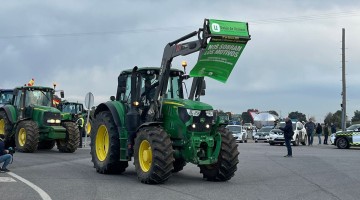 "Nos sobran los motivos", una de los lemas que se han podido leer en la tractorada