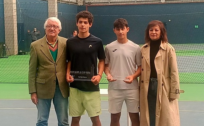 Alejandro López con el trofeo que le acredita como campeón