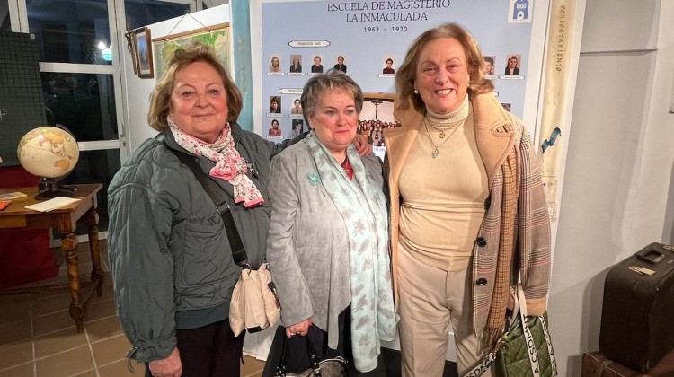 Tres de las mujeres formadas en la Escuela de Magisterio La Inmaculada