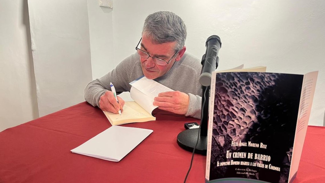 Félix Ángel Moreno Ruiz firmando libros durante la presentación de su novela