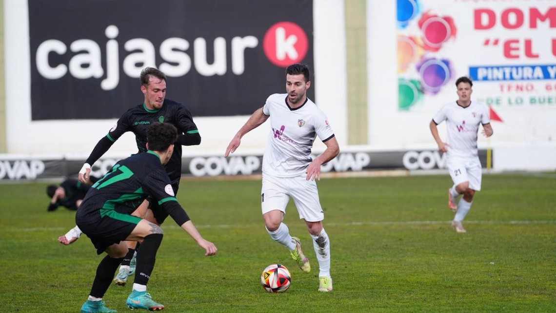 León en una acción del partido ante el Córdoba B