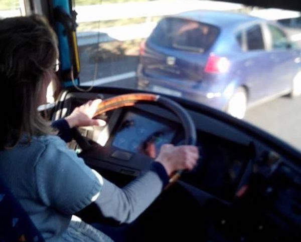 María Angélica López conduciendo un autobús