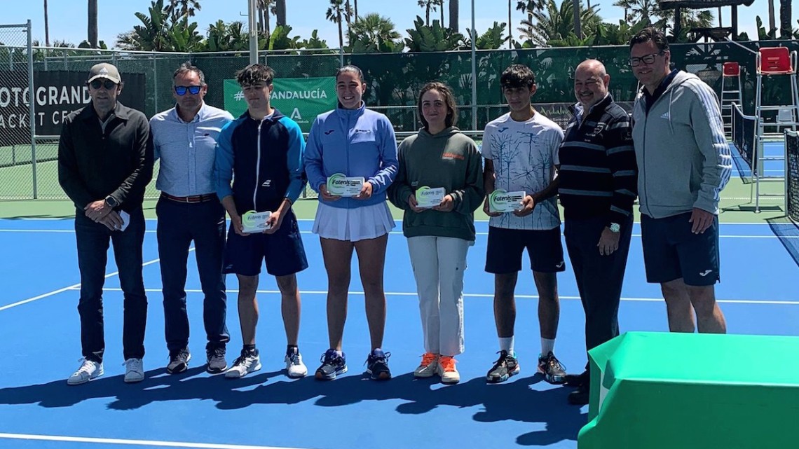 Alejandro López y Candela Yécora con sus trofeos