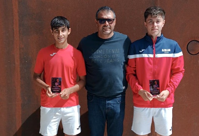 Alejandro López y su compañeros de dobles junto a Iván Navarro