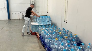 Israel García en su negocio con las garrafas de agua que tiene que utilizar ante la falta de agua potable