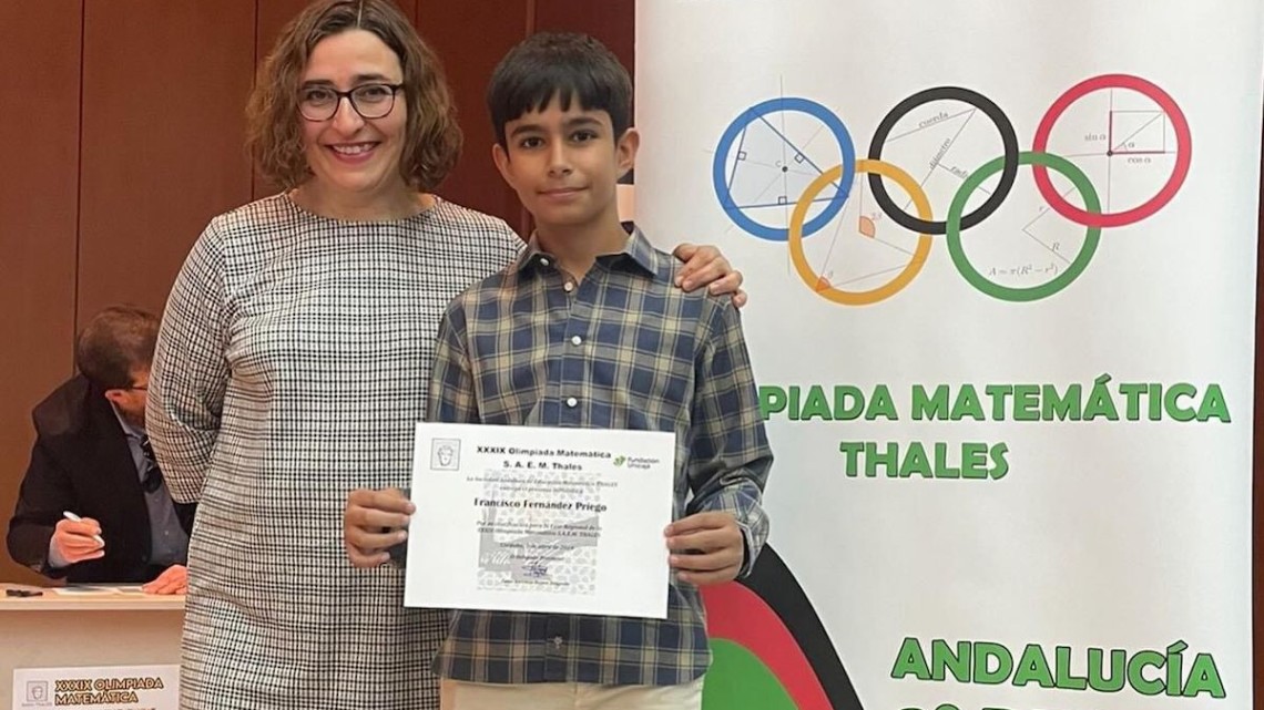 El alumno junto a su profesora. Foto: Facebook Colegio La Inmaculada