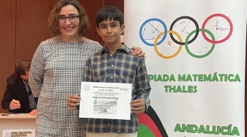 El alumno junto a su profesora. Foto: Facebook Colegio La Inmaculada