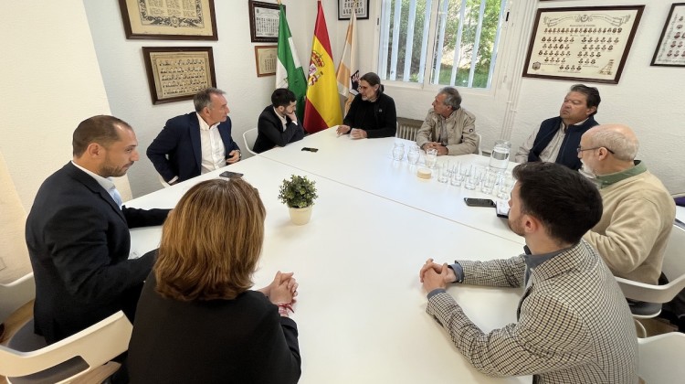 Pablo Bustinduy con representantes de la plataforma 'Unidos por el agua'