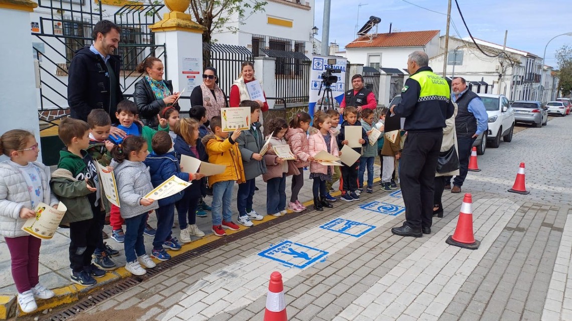 Pictogramas a las puertas del colegio Virgen de Luna