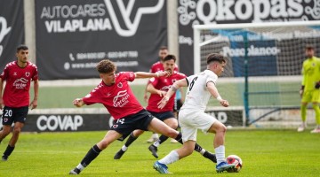 David García conduciendo el balón ante dos rivales del Cartaya