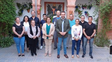 Voluntarios de Protección Civil con parte del equipo de gobierno del Ayuntamiento de Villanueva de Córdoba