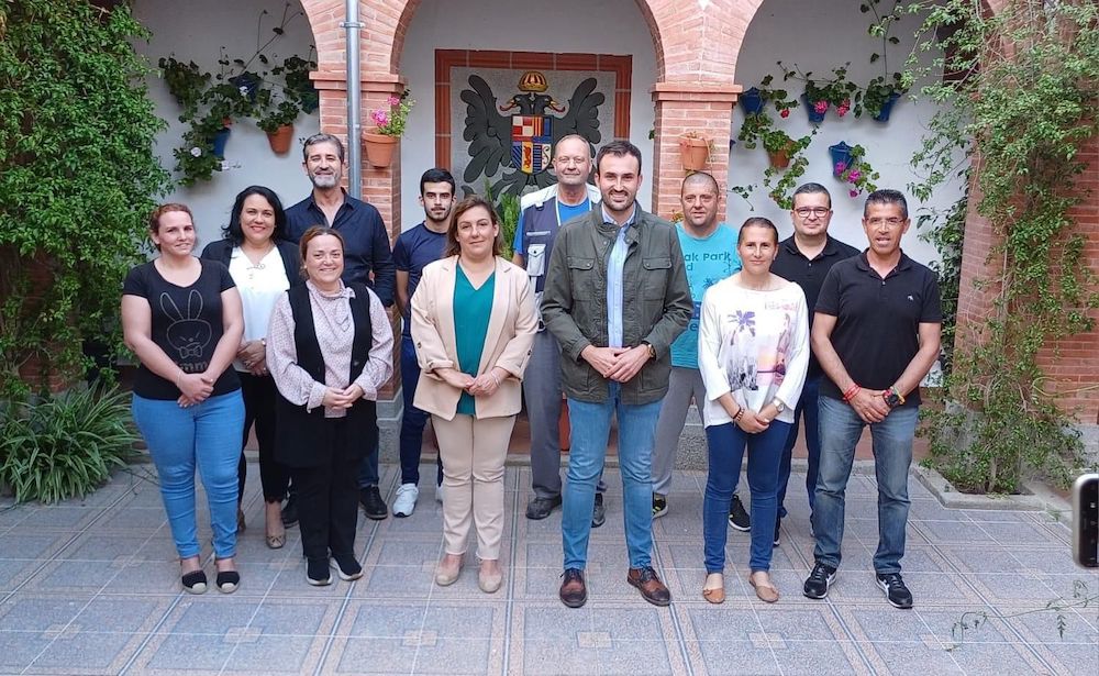 Voluntarios de Protección Civil con parte del equipo de gobierno del Ayuntamiento de Villanueva de Córdoba