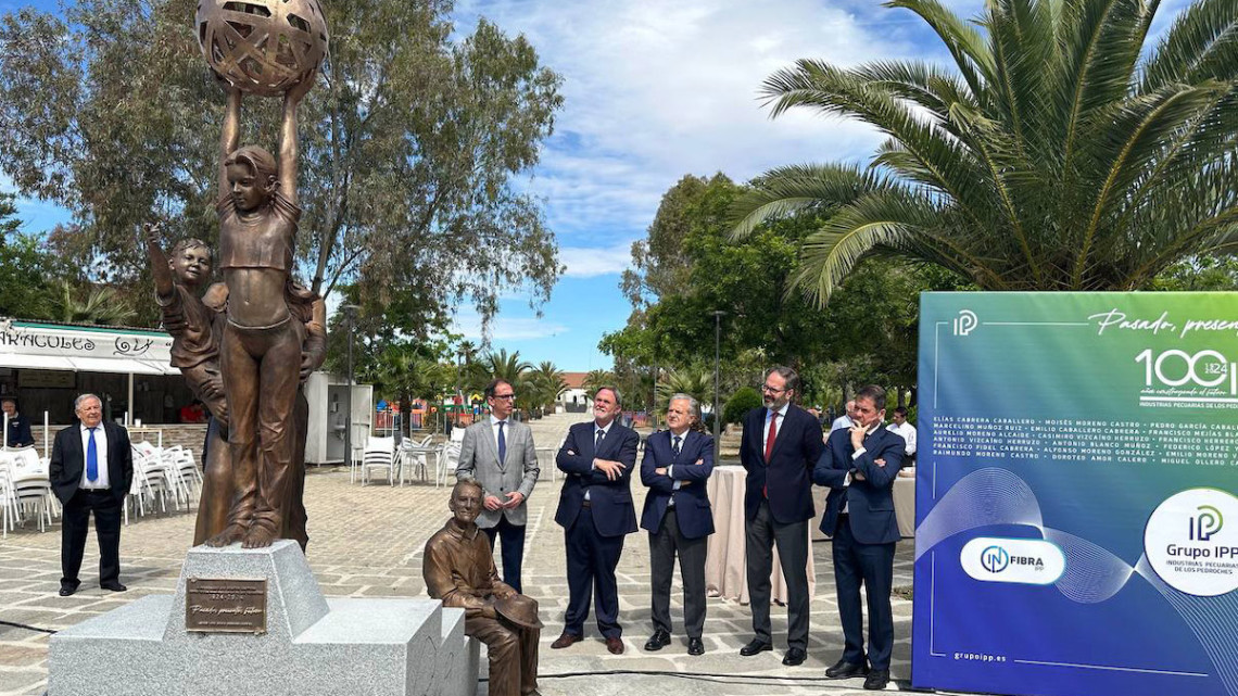 Inauguración de la escultura de Industrias Pecuarias