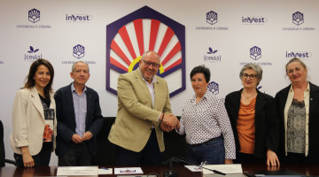 Firma del convenio entre la UCO y Cosmética Pedroches