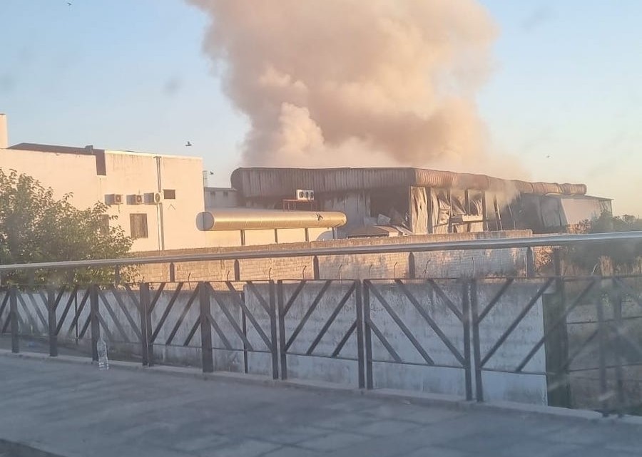 Columna de humo que sale del secadero de jamón