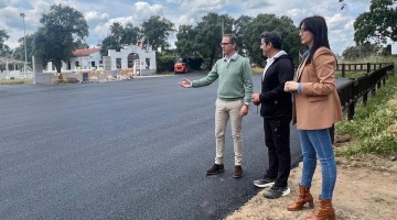 El acceso y la zona de aparcamientos del campo de golf tras ser asfaltada