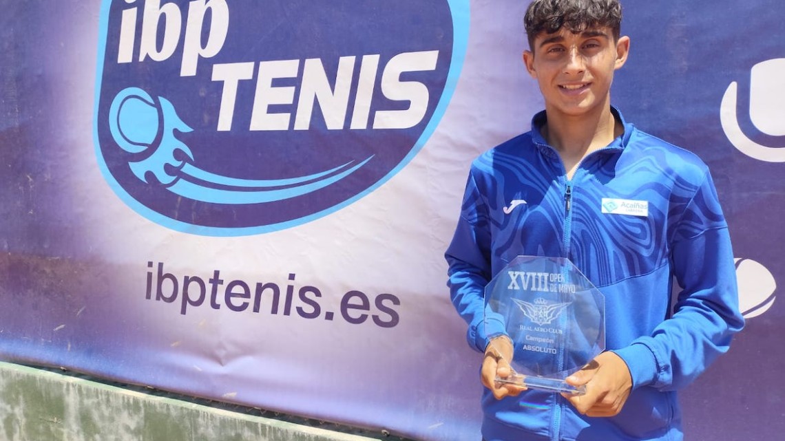Alejandro López con su trofeo
