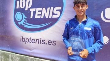 Alejandro López con su trofeo