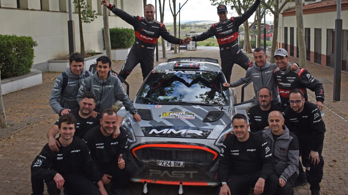 El equipo ganador celebrando la victoria