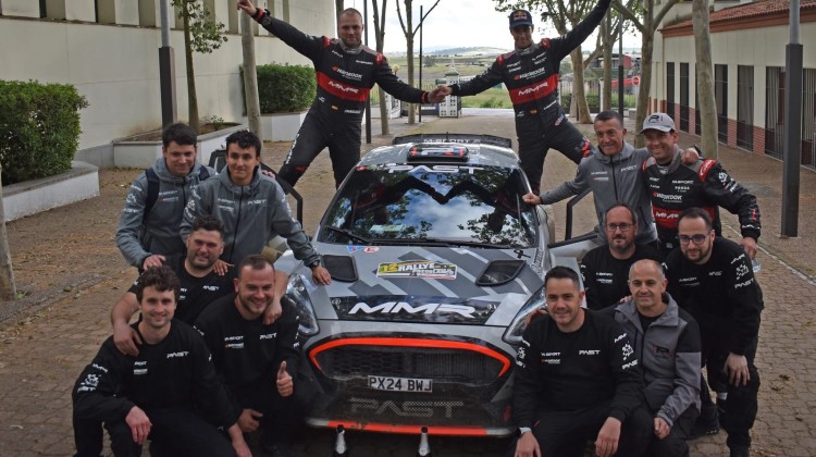 El equipo ganador celebrando la victoria
