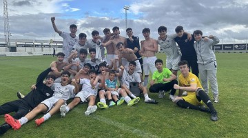 El equipo juvenil celebrando el ascenso