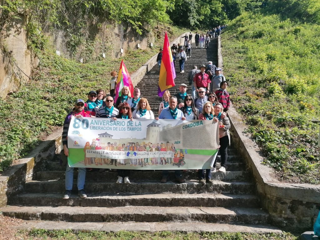 Socios de la Asociación en la escalera de la muerte, la escalera de 186 escalones, donde fueron asesinados tantos españoles