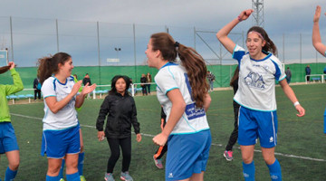 Victoria Arévalo celebrando con sus compañeras un título