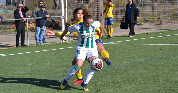 Hamidouche protege el balón ante una jugadora canaria. Autor: Javier Olivar