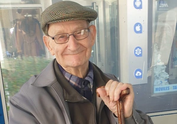 Mi padre con 95 años en el tren navideño en el 2019, sonriendo a la fotógrafa