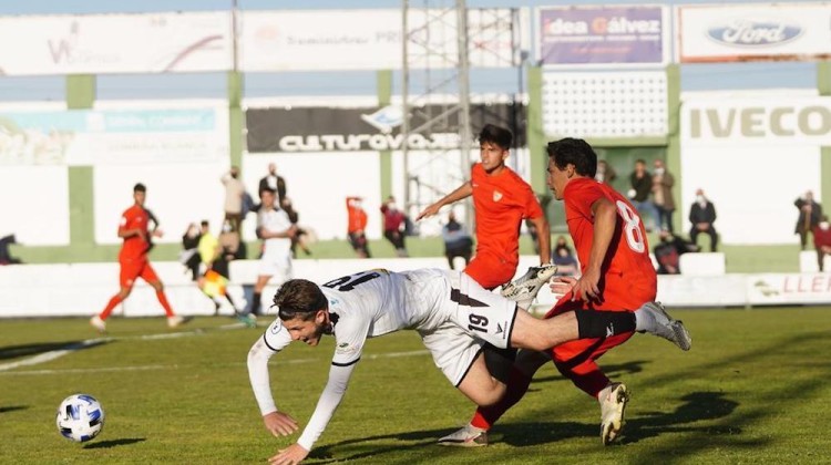 Brian en una jugada en el partido que midió al Pozoblanco con el Sevilla C
