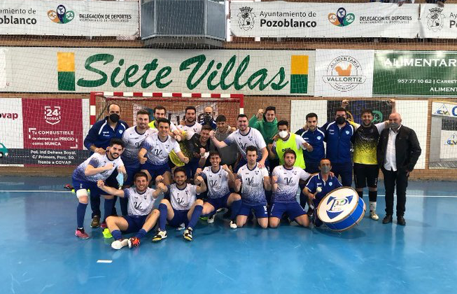 Los jugadores del Pozoblanco Fútbol Sala celebrando su permanencia en Tercera División