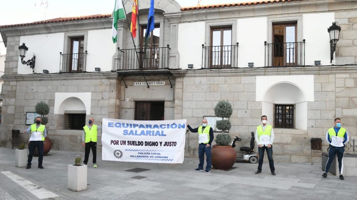 Agentes de la Policía Local de Villanueva de Córdoba durante la concentración