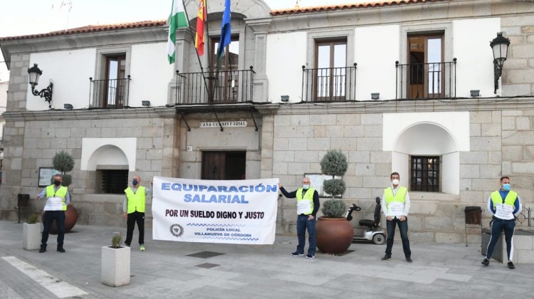 Agentes de la Policía Local de Villanueva de Córdoba durante la concentración
