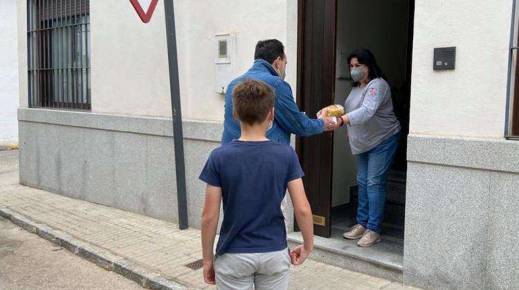 Momento de la recogida de alimentos. Foto: Facebook Agrupación Cofradías