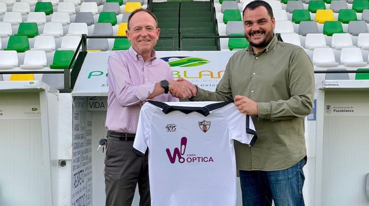 Antonio Jesús Cobos con el presidente del Pozoblanco, Patricio Moreno