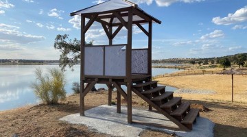 La nueva torre de socorristas construida con materiales reciclados