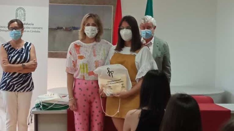 Paula Hoyo con la delegada territorial de Educación, Inmaculada Troncoso