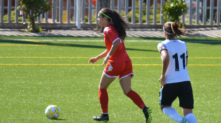 Silvia Peñalver, nuevo fichaje del Pozoalbense Femenino, conduce el balón en un partido ia Peñalver, nuevo fichaje del Pozoalbense Femenino