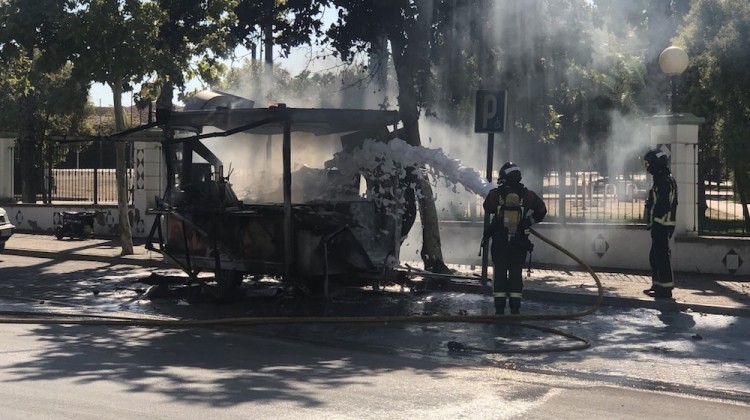 Los bomberos sofocando el fuego