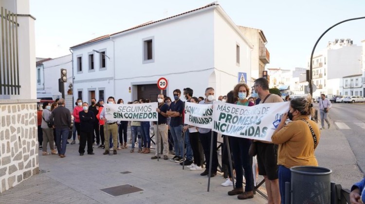 Padres y madres concentrándose para solicitar la construcción del comedor